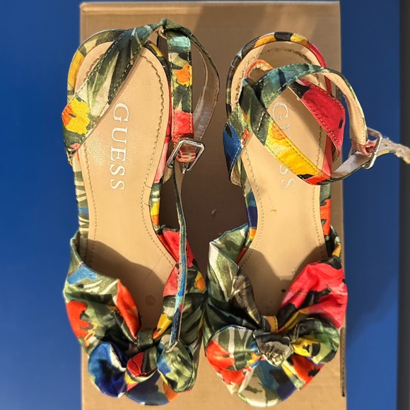 Guess Floral Wedge Size 5.5 - Picture 3 of 5
